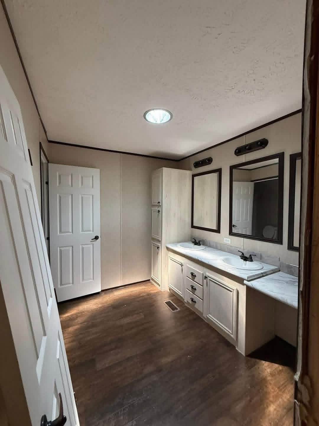 The Mobile Home Rocker 4 Bedrooms • 2 Bathrooms
