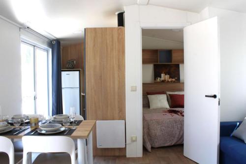 SANTORINI MOBILE HOME,  3 rooms, French style bathroom