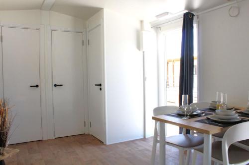 SANTORINI MOBILE HOME,  3 rooms, French style bathroom